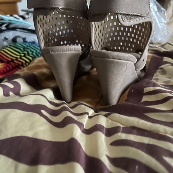 Clothing, shoes, and jewelry - Picture 9 of 16